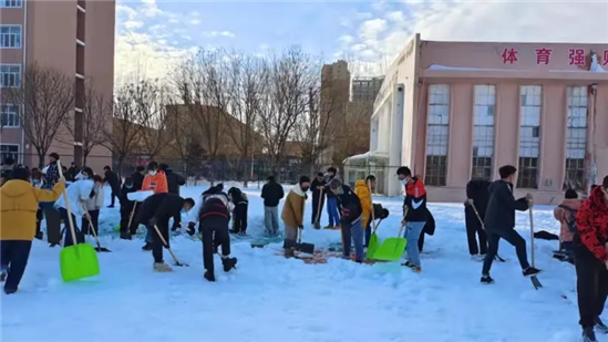 一群人在雪地里的建筑

描述已自动生成
