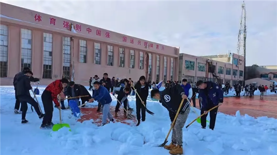 一群人在雪地里滑雪

描述已自动生成