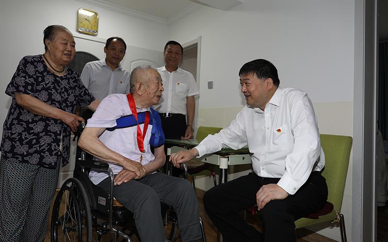 校领导上门慰问老党员并颁发“光荣在党50年”纪念章